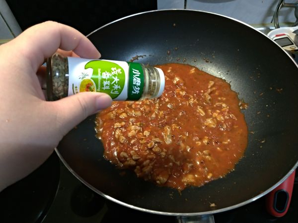 接著加點義式香料提味即完成備醬，如果家裡沒有的話可以省略。