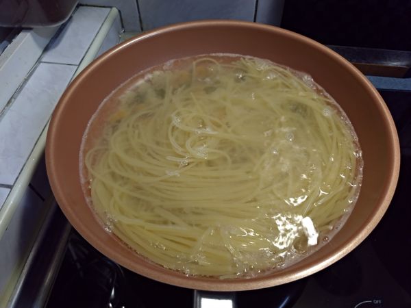 炒完醬麵條也差不多快煮好了，可以試吃一下熟度是否為自己喜愛的哦！