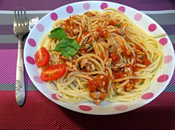 盛盤拌勻即完成，蕃茄跟肉醬有炒過味道較香，這樣一大盤不到80元，紅醬瓶還可再煮一次，家裡想吃隨時可煮很方便～😉