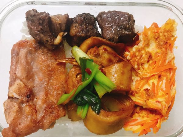 0. 紅蘿蔔切細絲（前一晚備好）
1. 中火溫油，炒軟紅蘿蔔絲（約5分鐘）
2. 把混合好的蛋液均勻倒在鍋中的紅蘿蔔絲上面，中火煎
3. 一面變赤之後再翻面繼續煎，蛋煎熟就完成囉