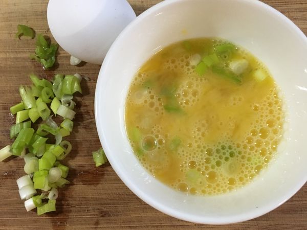 蔥花加蛋、加一咪咪鹽、加一咪咪水，打散拌勻⋯⋯
*我通常都用筷子先將蛋打散，再用沾有一點點蛋液的筷子直接在鹽盒裡搓一下，就剛好是一咪咪鹽的量。
*一咪咪水大約是5cc的量，可使蛋吃起來更嫩。