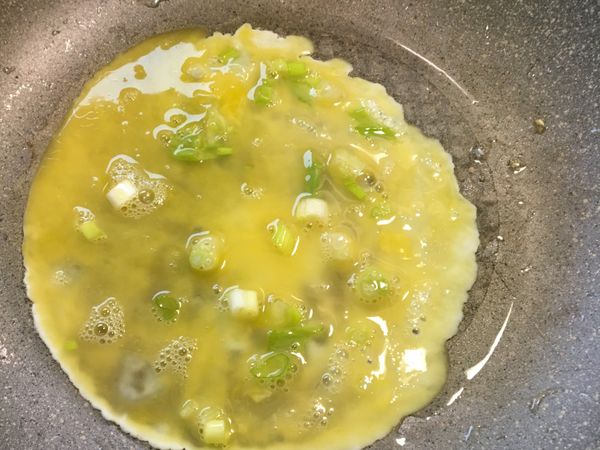 油鍋加熱倒入蛋液，馬上將潤餅皮舖在上面⋯