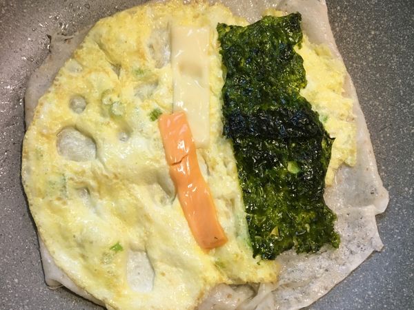 等蛋熟後再翻面，鋪上喜歡吃的起司片或海苔、肉鬆⋯