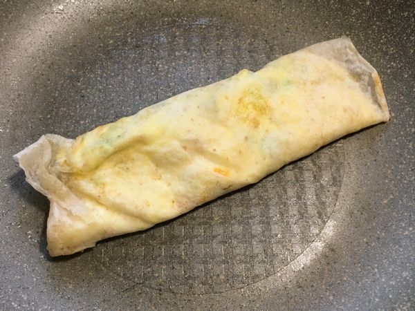 再將春捲皮捲起即可😋
