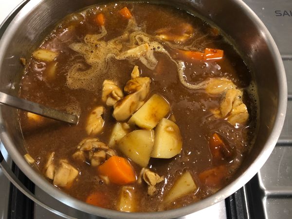 將所有材料下鍋後，再將咖哩塊丟入鍋內攪拌均勻。完成