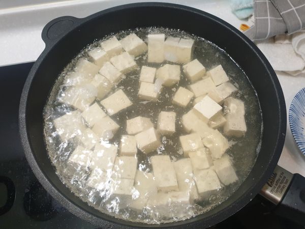 板豆腐（比較有口感）
切小塊

水大滾後
把豆腐丟下去（去除豆味）
3-5分鐘後
豆腐撈起來