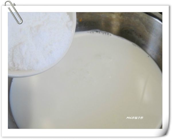 步驟1牛奶加熱後加入細砂與吉利T粉和香草粉攪拌均勻