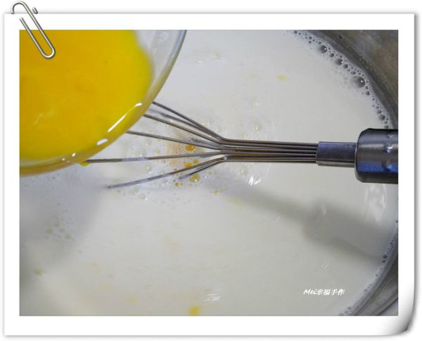步驟2熄火之後加入2~3顆蛋黃攪拌均勻(蛋黃越多，布丁顏色會較黃)