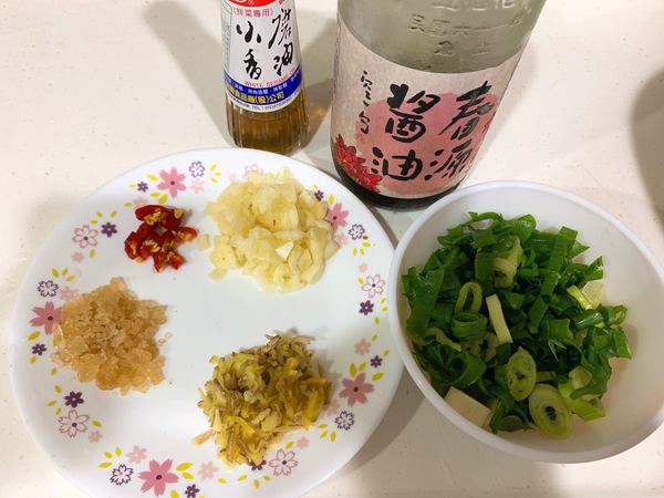 用手捏一小段ㄧ小段後 將圖中材料混合攪拌 放入冰箱 大約3H後即可食用