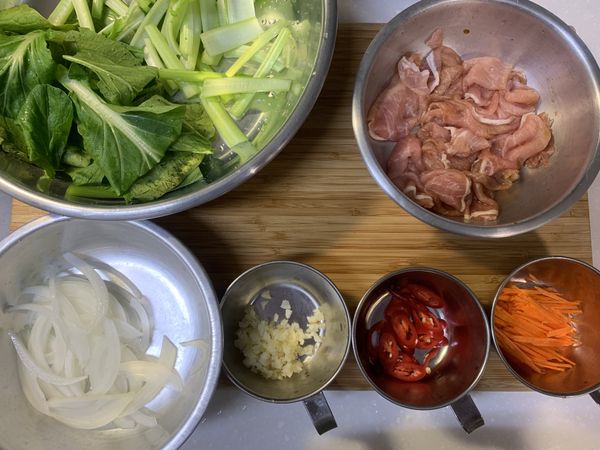 豬肉；醃製
油菜；切段 (菜根，菜葉分開)
洋蔥；洋蔥絲
蒜頭；蒜末
紅辣椒；辣椒片
紅蘿蔔；紅蘿蔔絲 (配色用)