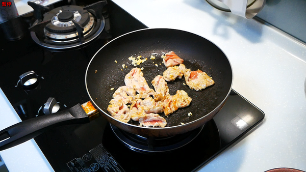 ①開中小火🔥熱鍋後➕沙拉油、蒜頭末爆香
②蒜頭香味出來後➕豬肉片炒至表面稍微金黃色