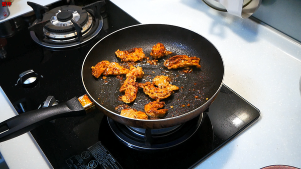 ①➕醬油、沙茶醬、米酒後炒至豬肉吃入味
(約20~30秒)