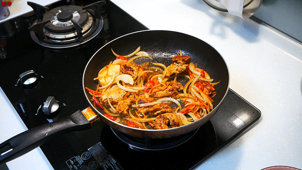 ①➕洋蔥絲、紅蘿蔔絲、辣椒片、少許的水後稍微拌合一下
(想吃辣點的話也可以跟蒜頭一起爆香)
②稍微炒出蔬菜的甜味
(約20~30秒)