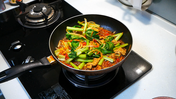 ①調味完後即可➕油菜葉後再稍微拌炒一下煮至收汁
②最後勾芡即可上菜