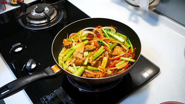 ①➕油菜根後開始調味
②➕醬油膏、砂糖、胡椒粉、半碗水後拌炒均勻