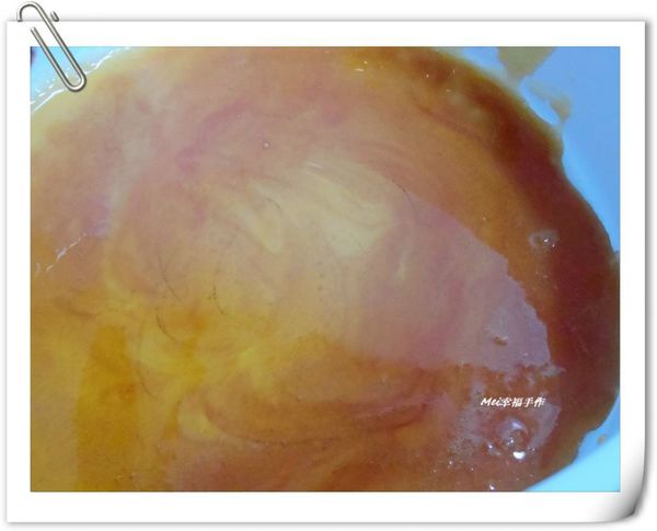 步驟6加熱至糖成焦黃色時便可離火,同時加入25~30g的水拌勻(小心糖的溫度很高)