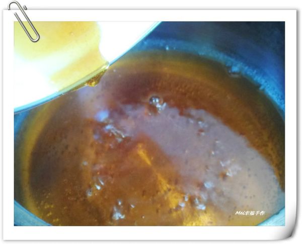 步驟8再加入煮好的焦糖拌勻