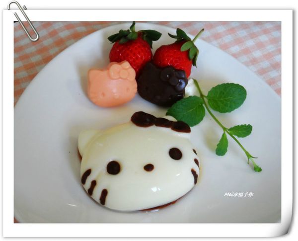 步驟10將少許苦甜巧克力隔水加熱融化，再畫上Kitty的眼睛，鼻子，蝴蝶結和鬚鬚就完成囉!