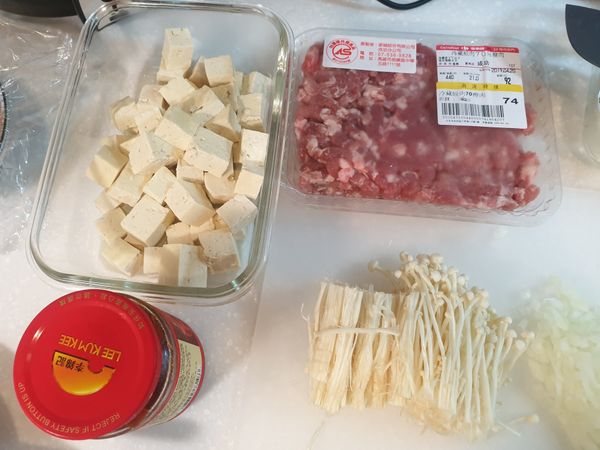 豆腐撈起來
把所有食材放旁邊準備好