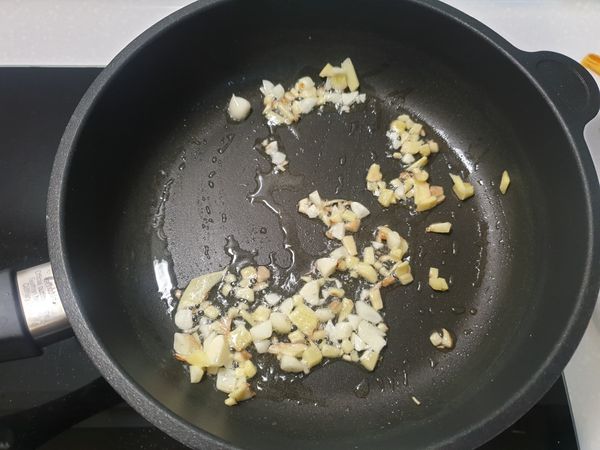 下油
薑蒜 炒香