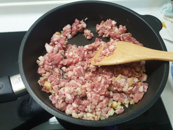 薑蒜的香味炒出後

碎肉下鍋