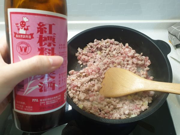 肉7分熟時
下米酒去掉肉的腥味