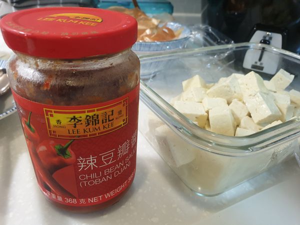 肉 炒玩後
豆腐下鍋

蓋鍋蓋
小火5-10分鐘