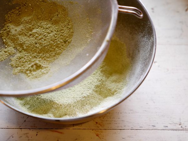 【鬆餅粉】材料混勻，過篩備用。