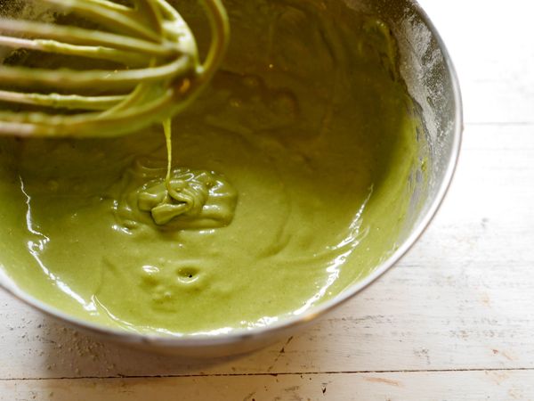 將雞蛋打至澎鬆後加入牛奶、蜂蜜、植物油拌勻後，倒入<步驟1>拌勻