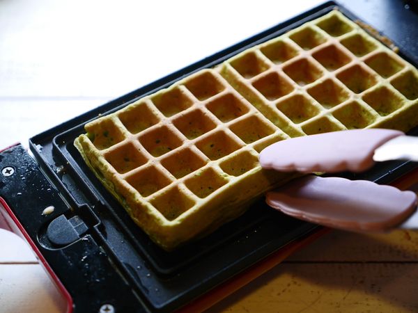 蓋上鬆餅機加熱翻轉等待3分鐘，再翻轉回正面等待3分鐘即完成。