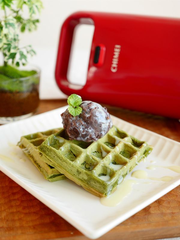 放上一球紅豆泥，淋上些許煉乳即可享用。