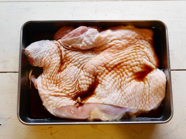 將雞腿肉洗淨，以醬油醃漬。