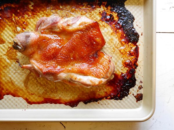 雞腿以烤箱180度上下火烘烤40分鐘，對半切。