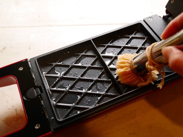 三明治模具塗上植物油後啟動開關，等待預熱完成綠燈亮起。