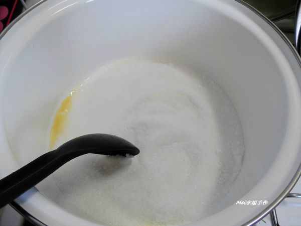 步驟1先準備焦糖部分,將細砂糖加熱,要同時攪拌