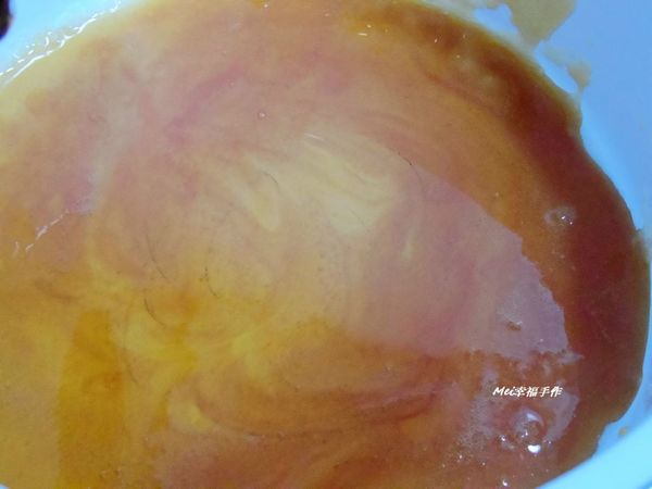 步驟2加熱至細砂糖呈焦黃色時便可離火,同時加入25~30g的水拌勻(小心糖的溫度很高)