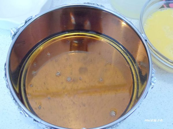 步驟3將焦糖倒入模型內