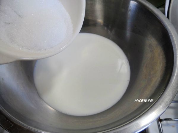 步驟4將鮮奶加熱,加入細砂糖攪拌至溶解即可熄火