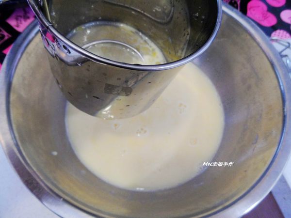 步驟6將蛋汁過濾,倒入模型內