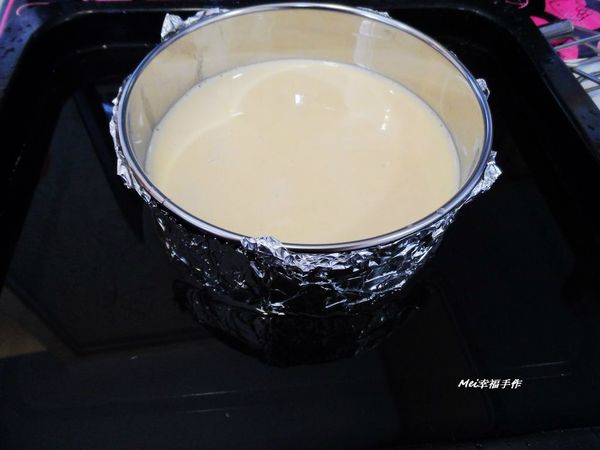 步驟7烤盤倒入一些水,以180度烘烤45分鐘(小叮嚀～烤箱要先預熱， 烤箱預熱時是上下火全開，進爐烘烤時只開下火即可)