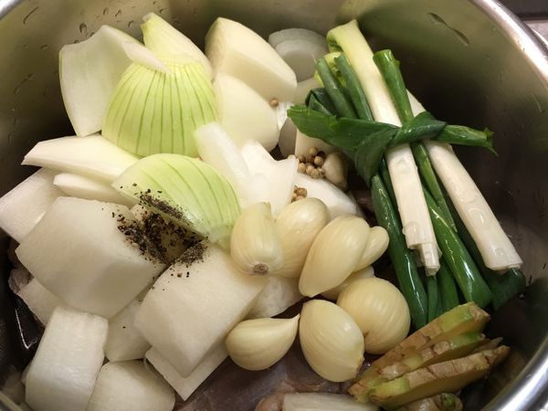 牛肉放最下層其他材料ㄧ一疊入鍋中，順序無虛刻意。