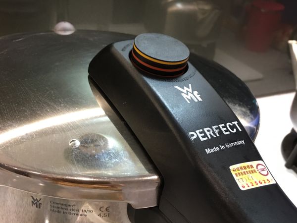 因為我用的是快易鍋，待氣閥往上發出鳴笛聲時轉小火繼續煮25-30分鐘