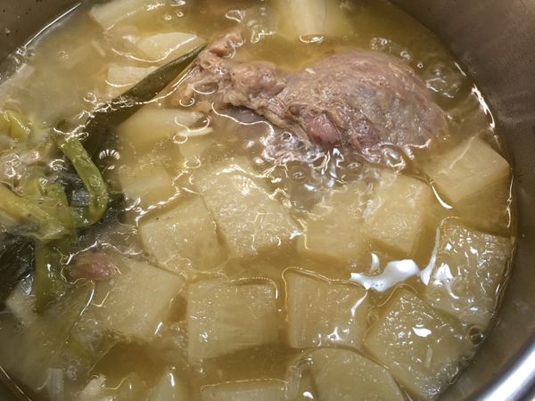 氣閥完全下降後開鍋，此時蘿蔔已呈現軟爛狀，牛腱的肉也可以輕易的被筷子穿透