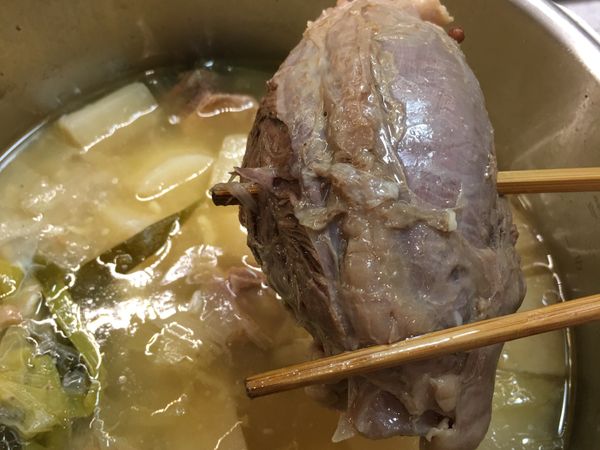 氣閥完全下降後開鍋，此時蘿蔔已呈現軟爛狀，牛腱的肉也可以輕易的被筷子穿透