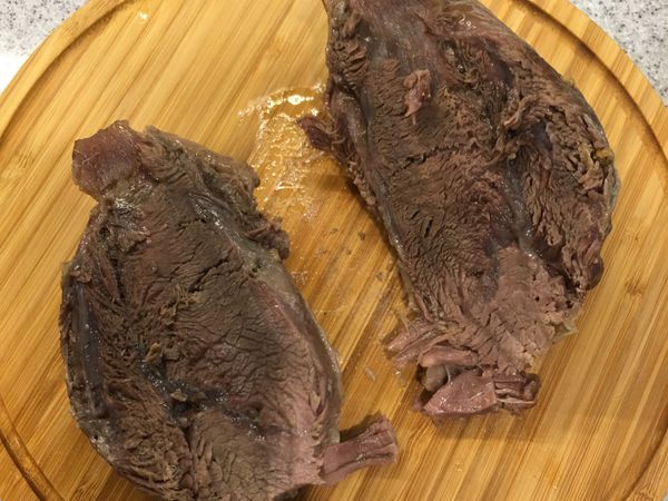 在牛肉尚未完全冷卻即切開比較容易散開，時間夠的話可以等涼了再切。