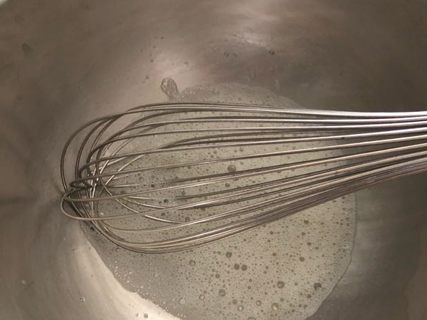 蛋白打至起泡後，加入糖粉拌勻，再篩入低筋麵粉拌至無粉狀，裝入擠花袋備用