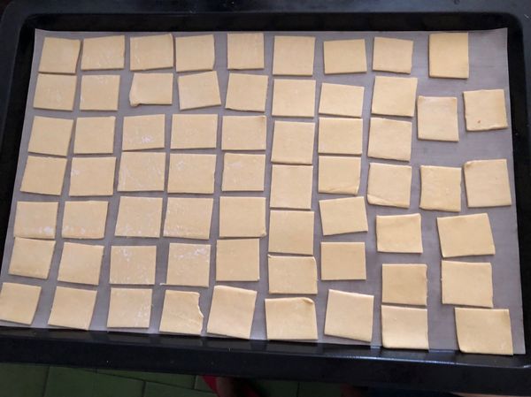 從冰箱拿出起酥片分成喜好大小，要給小孩吃的所以我分成一口大小，一片16等份