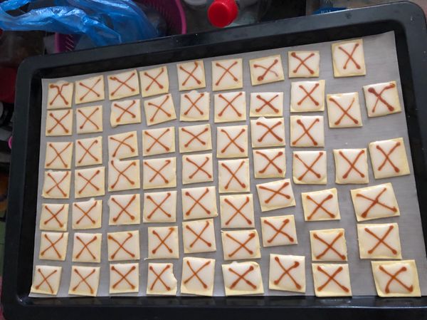 畫完就先將烤箱預熱180度，焦糖擠花洞愈小愈好較好控制，在剛塗的糖霜上畫個叉，再進烤箱烤180度約20~25分  可視狀況調方向烤會比較均勻