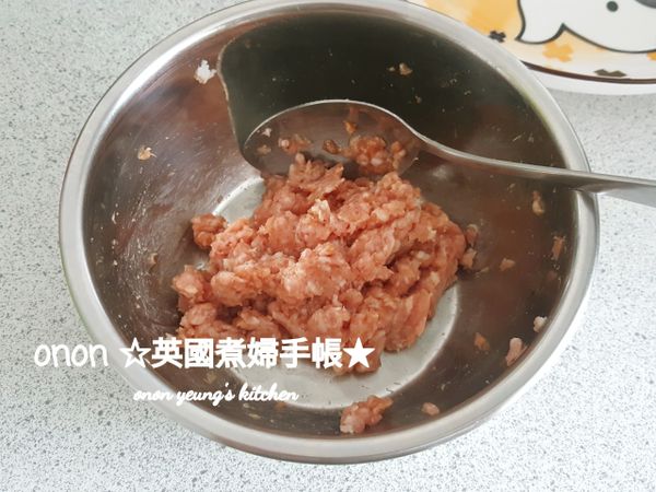 先將水份分次慢慢的加入豬絞肉拌勻至呈現飽滿順滑，然後，依次序加入醃料並且順時針方向拌勻，靜置30分鐘。