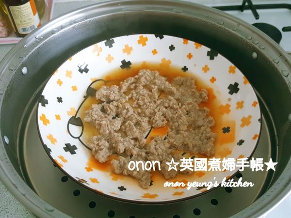 關火，把盤子裡的水分（如有的話）倒掉。隨個人喜歡可以用义子略為把豬絞肉抓鬆。